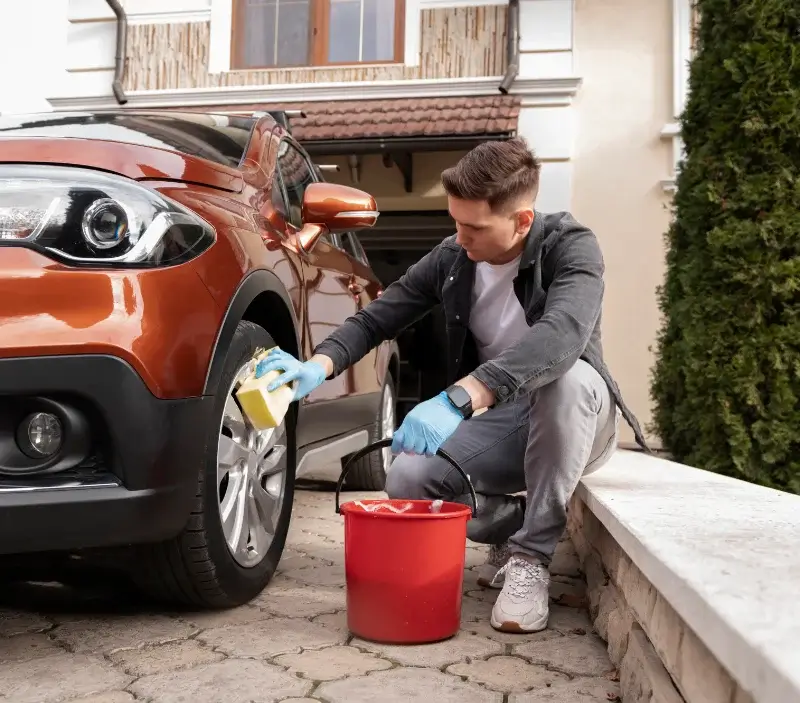 Lavage auto à domicile Concorès : professionnel intervenant sur un véhicule